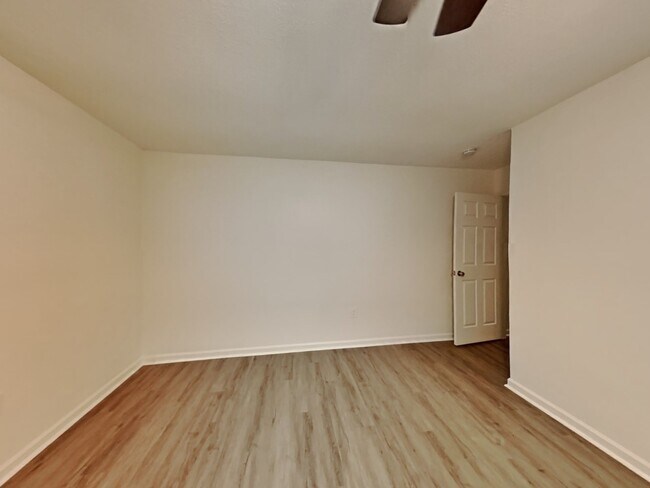 Building Photo - 10527 Mills Walk Dr