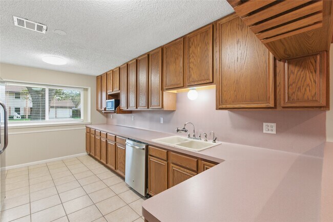 Building Photo - 5814 Viking Dr