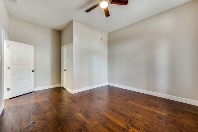 Building Photo - Absolutely Stunning!