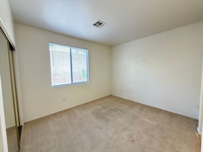 Building Photo - Carry Over Showing: This property has been shown before and will be rented to the first most qual...