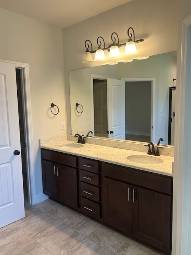 Building Photo - 6914 Summerset Dr