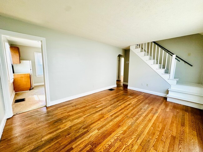 Building Photo - Charming 4 Bedroom by Churchill Downs