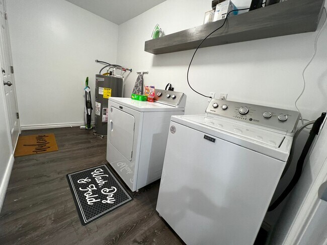 Building Photo - Fully Furnished rental with excellent cent...