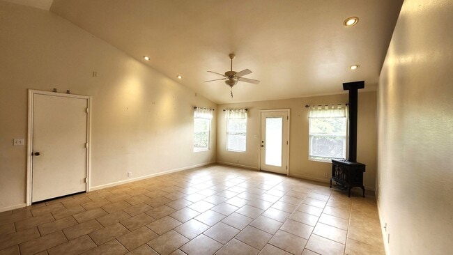 Building Photo - Rental Available in Beautiful Waimea