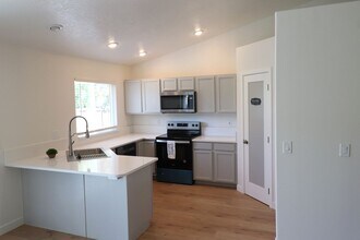 Building Photo - Available 12/16/25, 4bd/3b Home in Nampa!