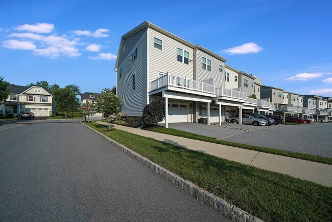 Building Photo - Luxury 3 Bedroom 4 Bath Townhome in Atwater Community