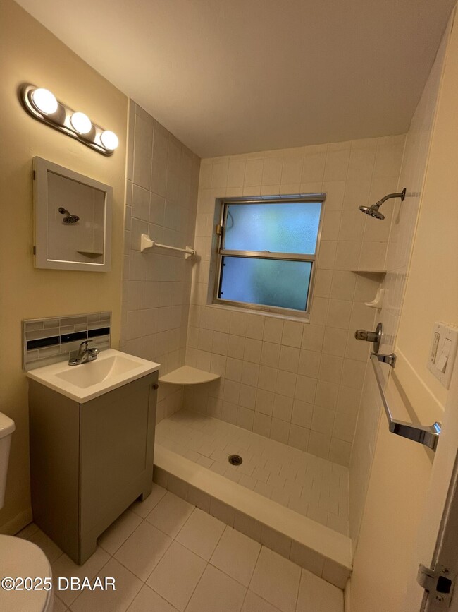 Building Photo - 525 Tarragona Way