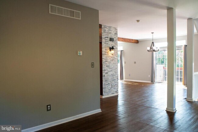 Building Photo - 102 Thomas Ln