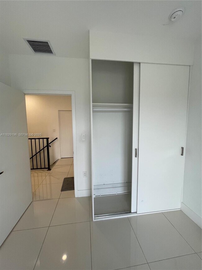 Building Photo - 254 NW 11th Ct