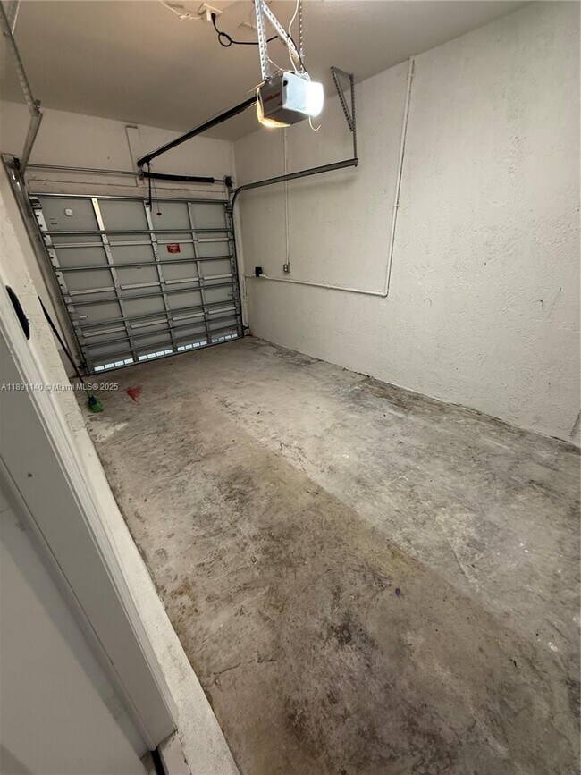 Building Photo - 1021 SE 27th Terrace