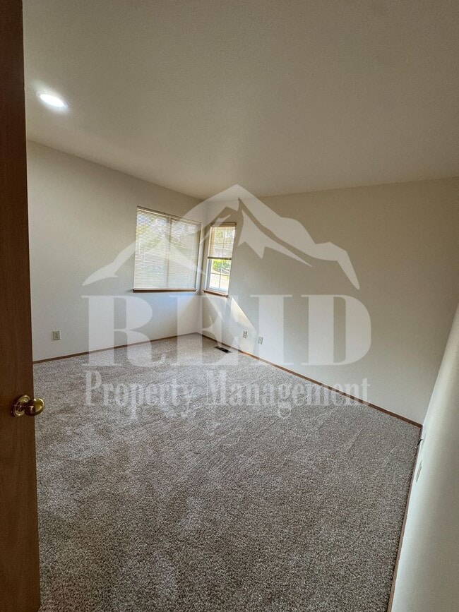 Building Photo - 979 NW Calypso Cir