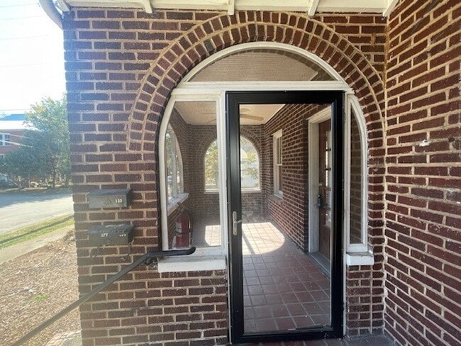 Building Photo - CHARMING 2 BEDROOM APT NEAR THE LOVELY MARYVILLE COLLEGE CAMPUS!!