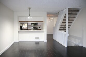 Building Photo - 5702 Mango Ln