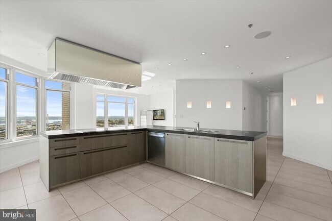 Building Photo - 100 Harborview Dr