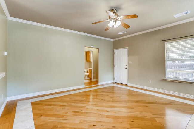 Building Photo - 2113 Thrasher Ln