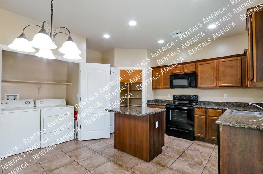 Building Photo - 3830 E 3rd St