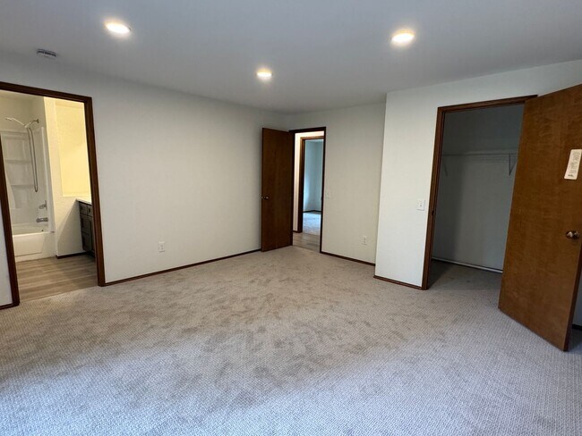 Building Photo - Quiet, N.Seattle neighborhood - duplex
