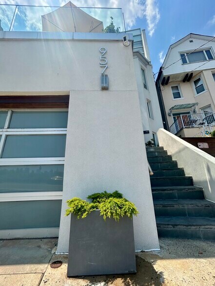 Building Photo - 957 Boulevard E