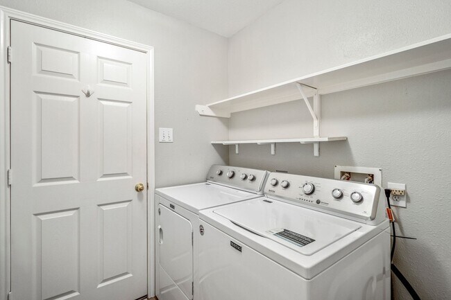 Building Photo - Bright and Beautiful Open-Concept Home!