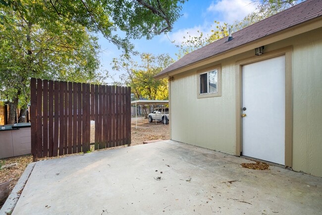 Building Photo - Rosedale Charmer - Wood Floors  - 1 BD / 1BA - W/D - Patio - Covered Parking - $1500