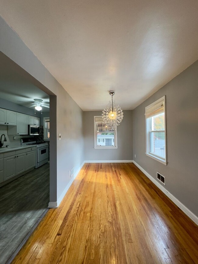 Building Photo - Charming 2 Bedroom/1 Bathroom Duplex Home ...