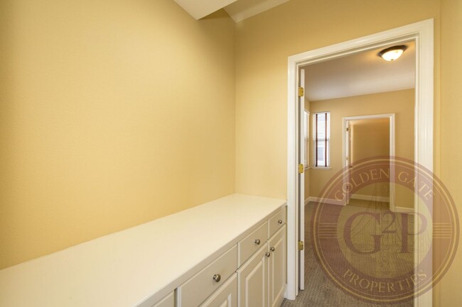 Building Photo - Sunset - 3 BR, 3.5 BA Townhouse 2,225 Sq. ...