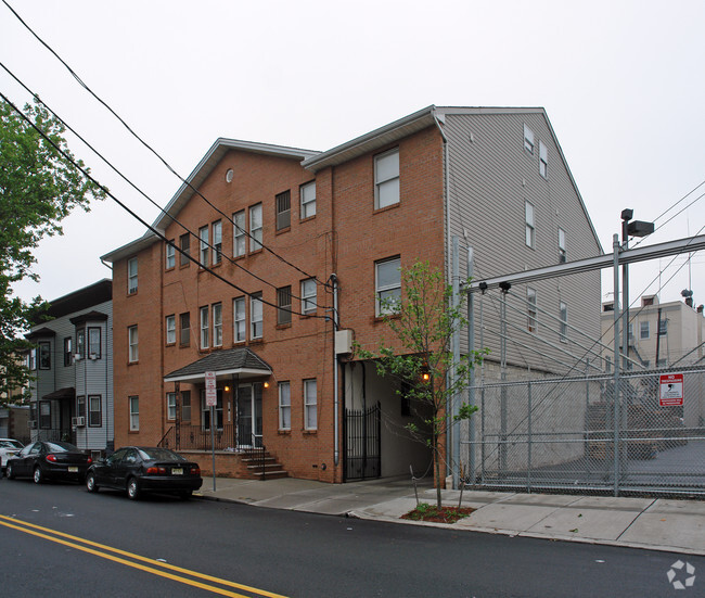 Building Photo - 23-25 Mott St