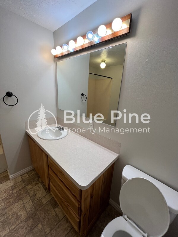 Building Photo - 395 Hemlock Cir