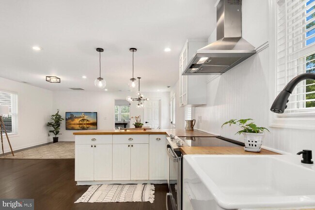 Building Photo - 6670 Cedar Cove Rd