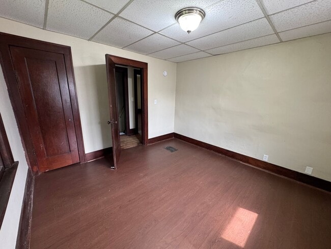 Building Photo - 4 bedroom 1.5 bath Home in Moline