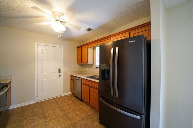 Building Photo - 134 Mustang Dr