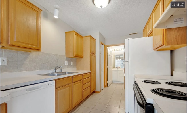 Building Photo - 601 Meadow Ln