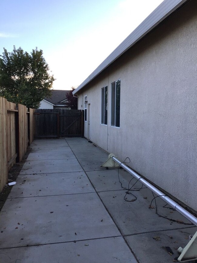 Building Photo - Woodcreek Oaks area home with pool