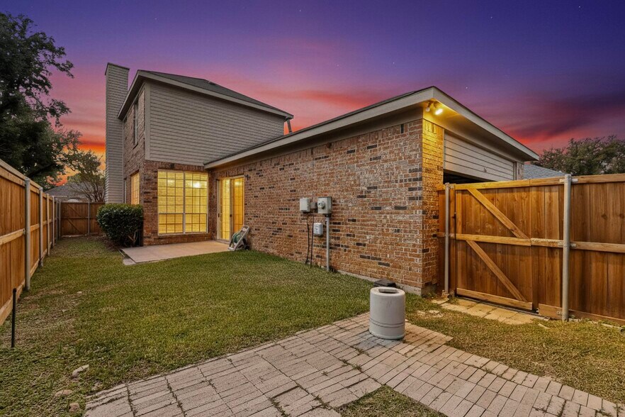 Building Photo - 636 Raintree Cir