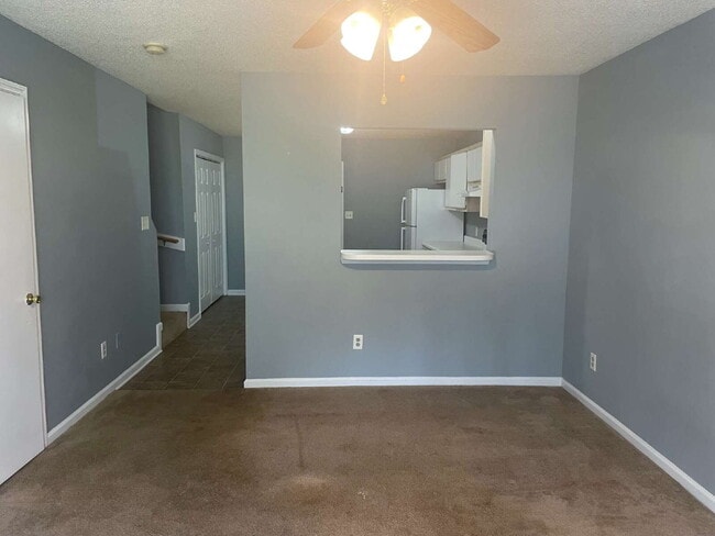Building Photo - Two Bedroom, 1.5 Bath Townhome-201 Mesa Ln.