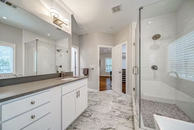 Building Photo - 739 Saint Charles Ave NE