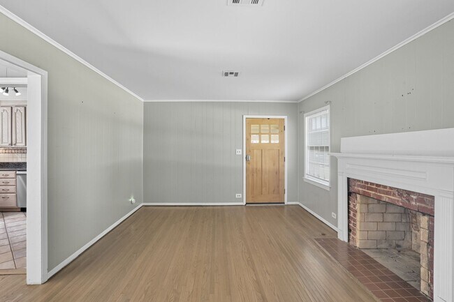 Building Photo - Charming 3-Bedroom Near Brookside & The Ga...