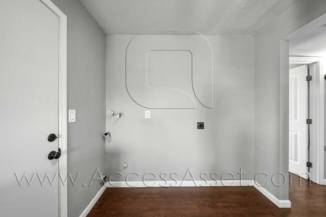 Building Photo - Charming Oceanside Retreat Near Camp Pendleton