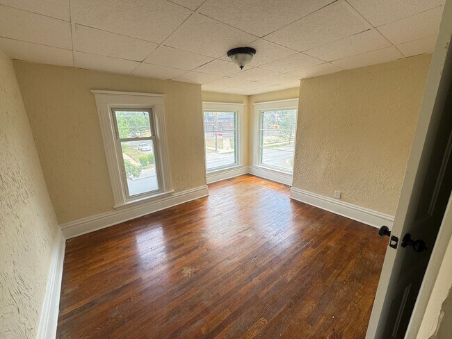 Building Photo - Large 4 Bedroom home!