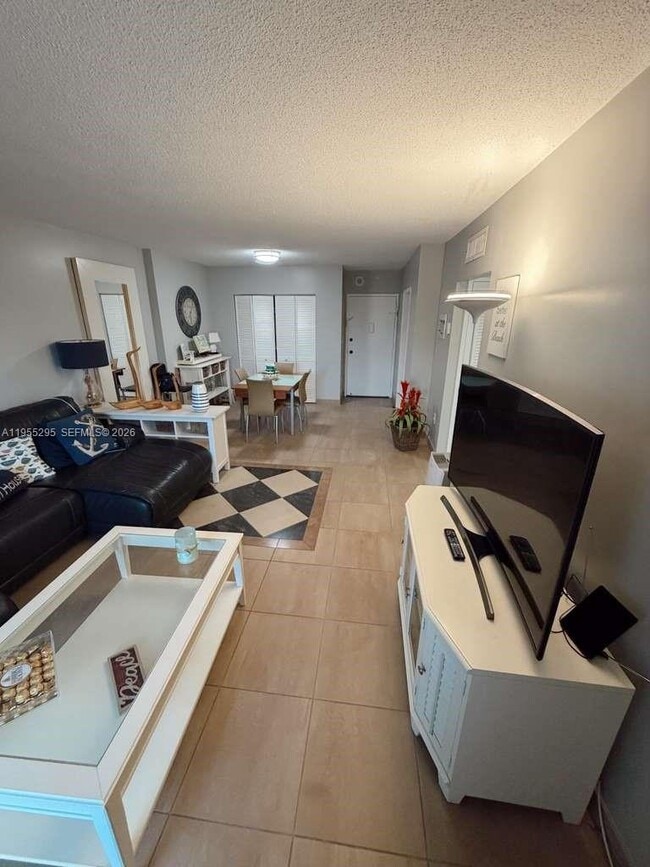 Building Photo - 400 Kings Point Dr