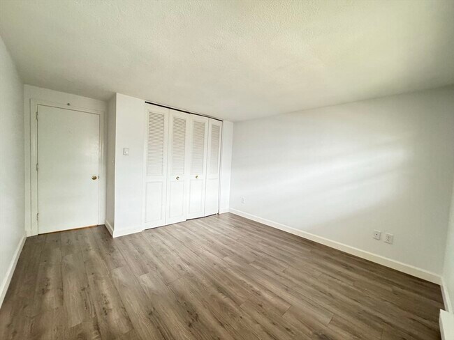 Building Photo - 36 Greentree Ln