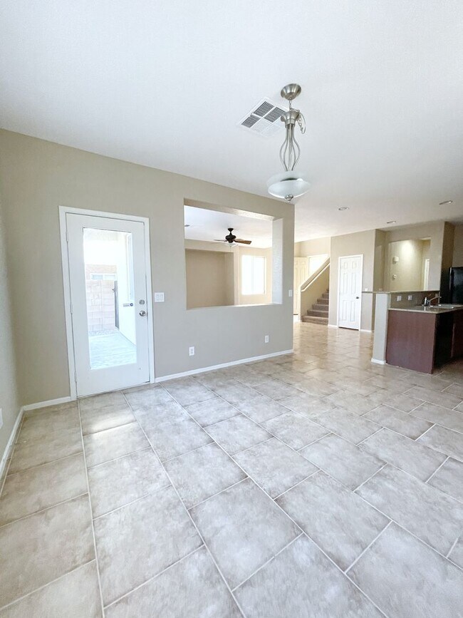 Building Photo - Spacious Living, Granite Counters, Great Location!