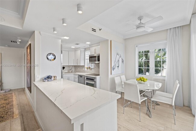Building Photo - 19122 Fisher Island Dr