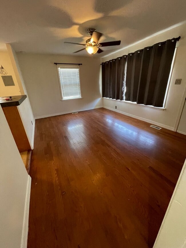 Building Photo - 2 Bedroom, 1 bathroom with Detached Garage!