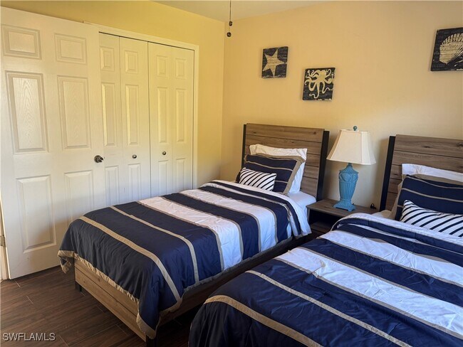 Building Photo - 911 SE 21st Ln