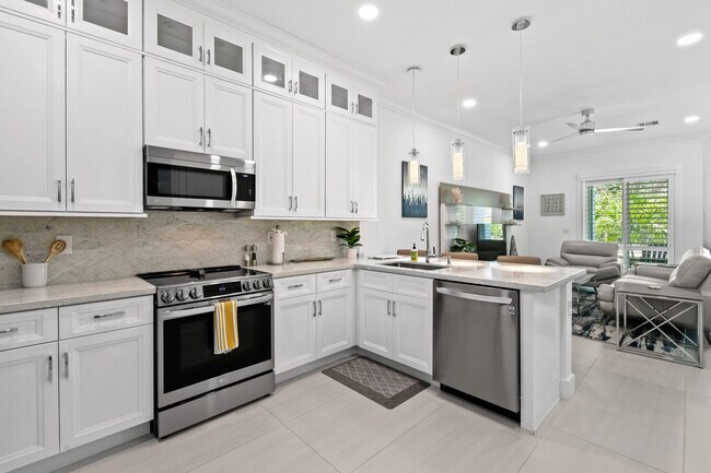 Building Photo - 4650 SE Manatee Way