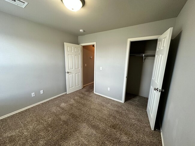 Building Photo - Beautiful 4 Bed 2 bath