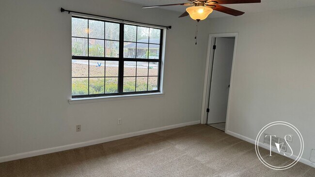 Building Photo - 806 W Oxford Ln
