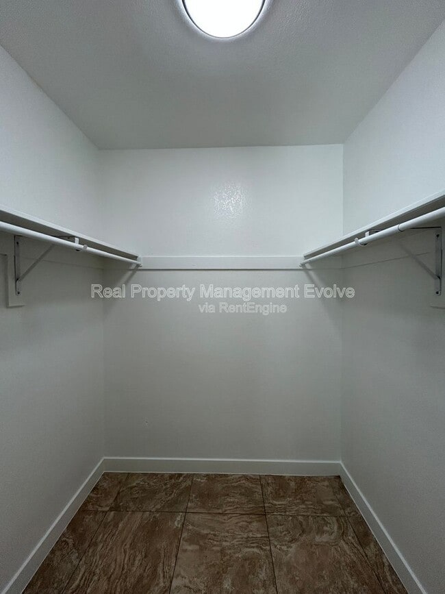 Building Photo - 3416 S Westfall Ave