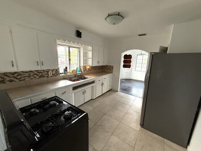 Building Photo - 1330 Kasim St